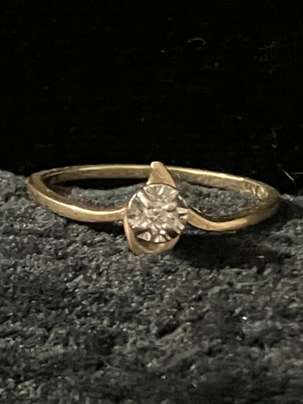 Vintage 14k Gold Teardrop Elevated Illusion Diamond Stackable / Engagement Ring